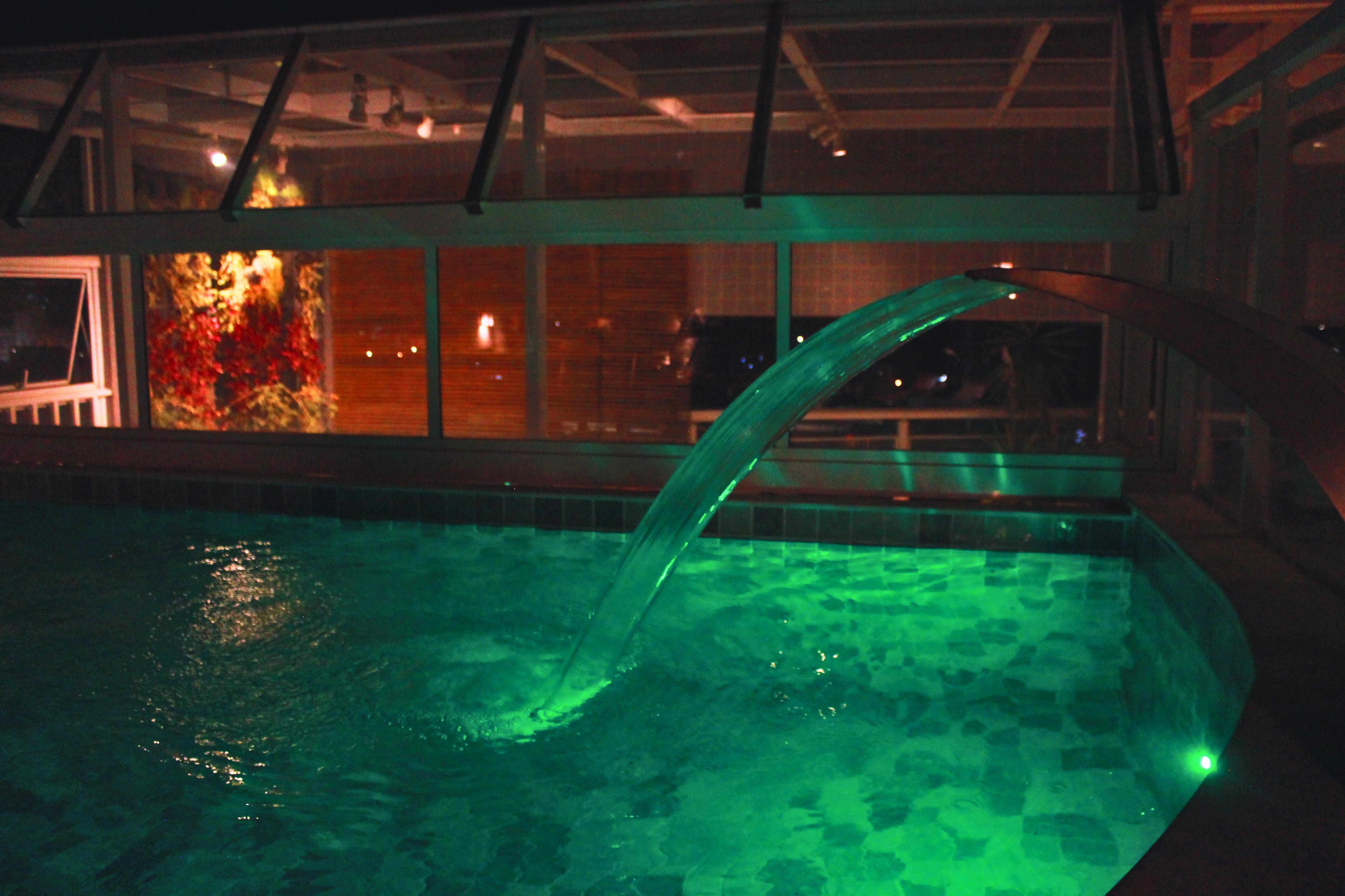 Gontijo Inn Hotel Итажуба Экстерьер фото The indoor pool at night