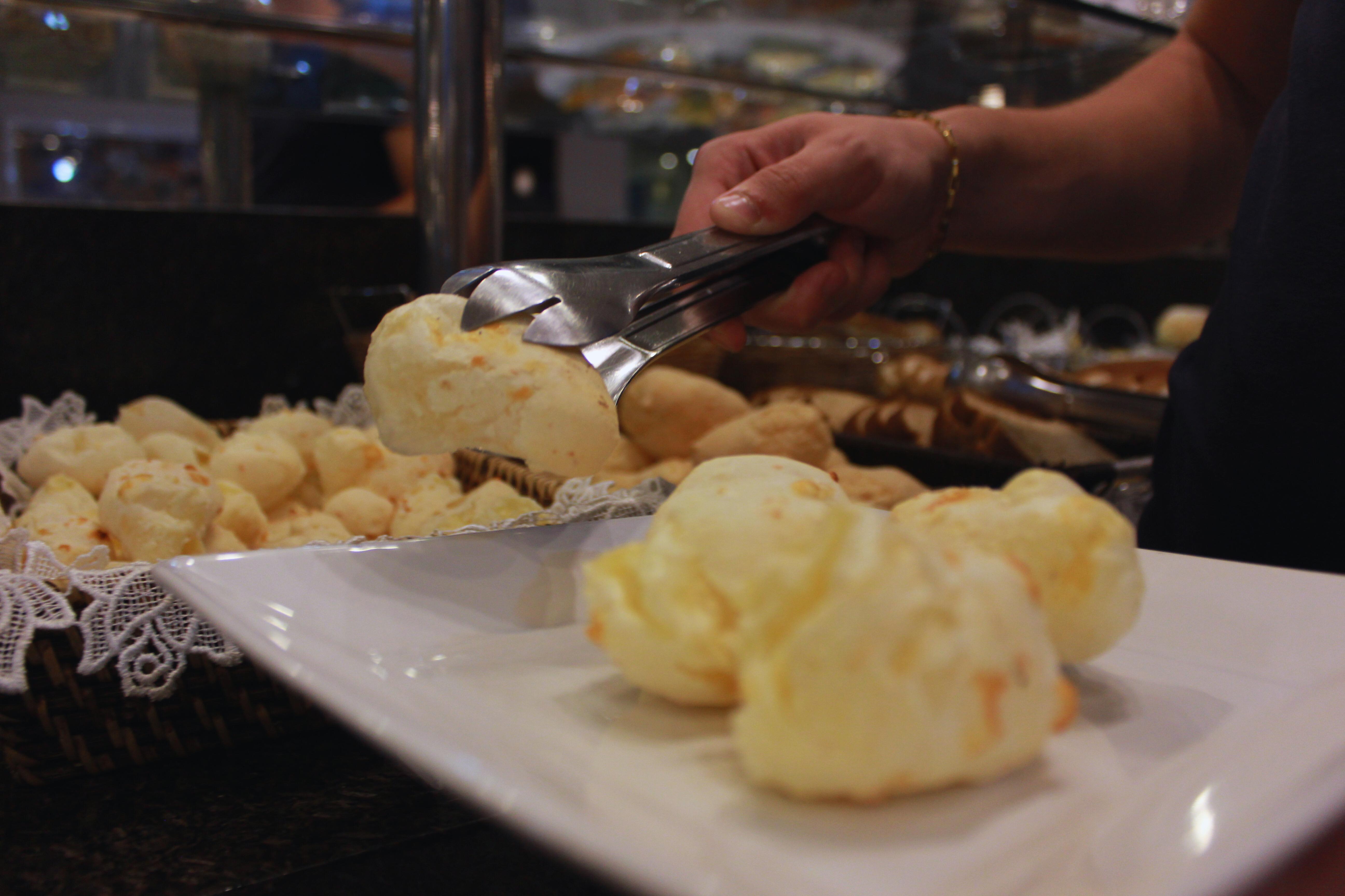 Gontijo Inn Hotel Итажуба Экстерьер фото Pão de queijo being served