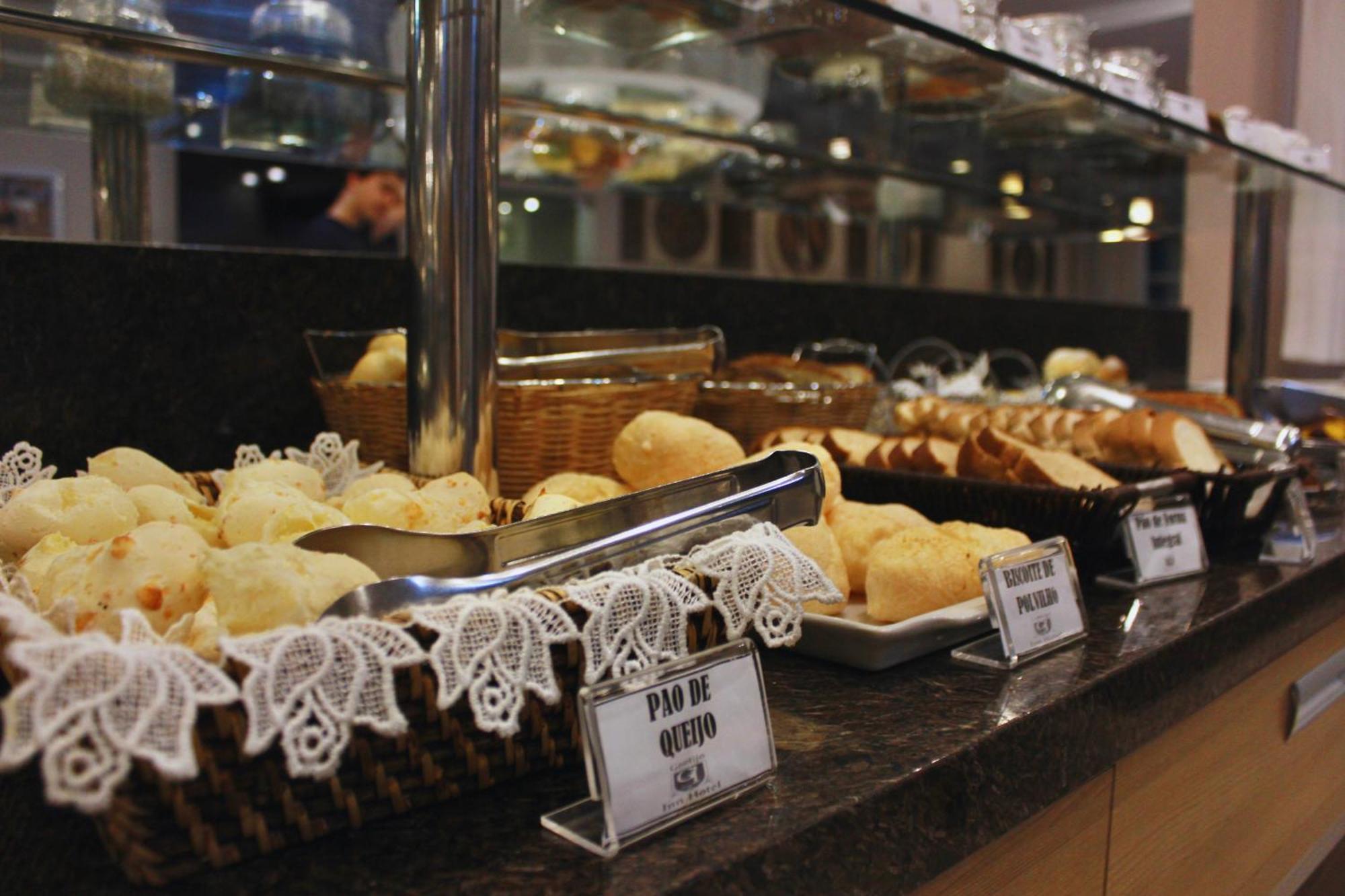 Gontijo Inn Hotel Итажуба Экстерьер фото Pão de queijo at a buffet
